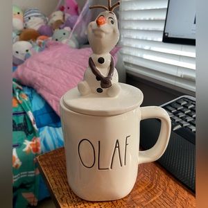 Rae Dunn/Disney Olaf mug with topper
